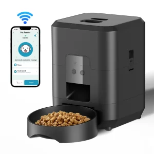 A smart pet feeder with a 1.5L drum capacity, ideal for cats and small dogs. Features a detachable tray and timed portion control.